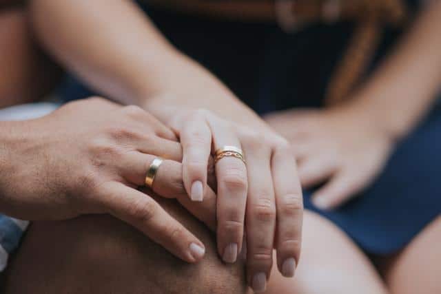 6 Best Jewellers With Classic Gold Wedding Rings to Feel Luxurious