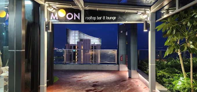 Moon Rooftop Bar & Lounge Restaurant Singapore